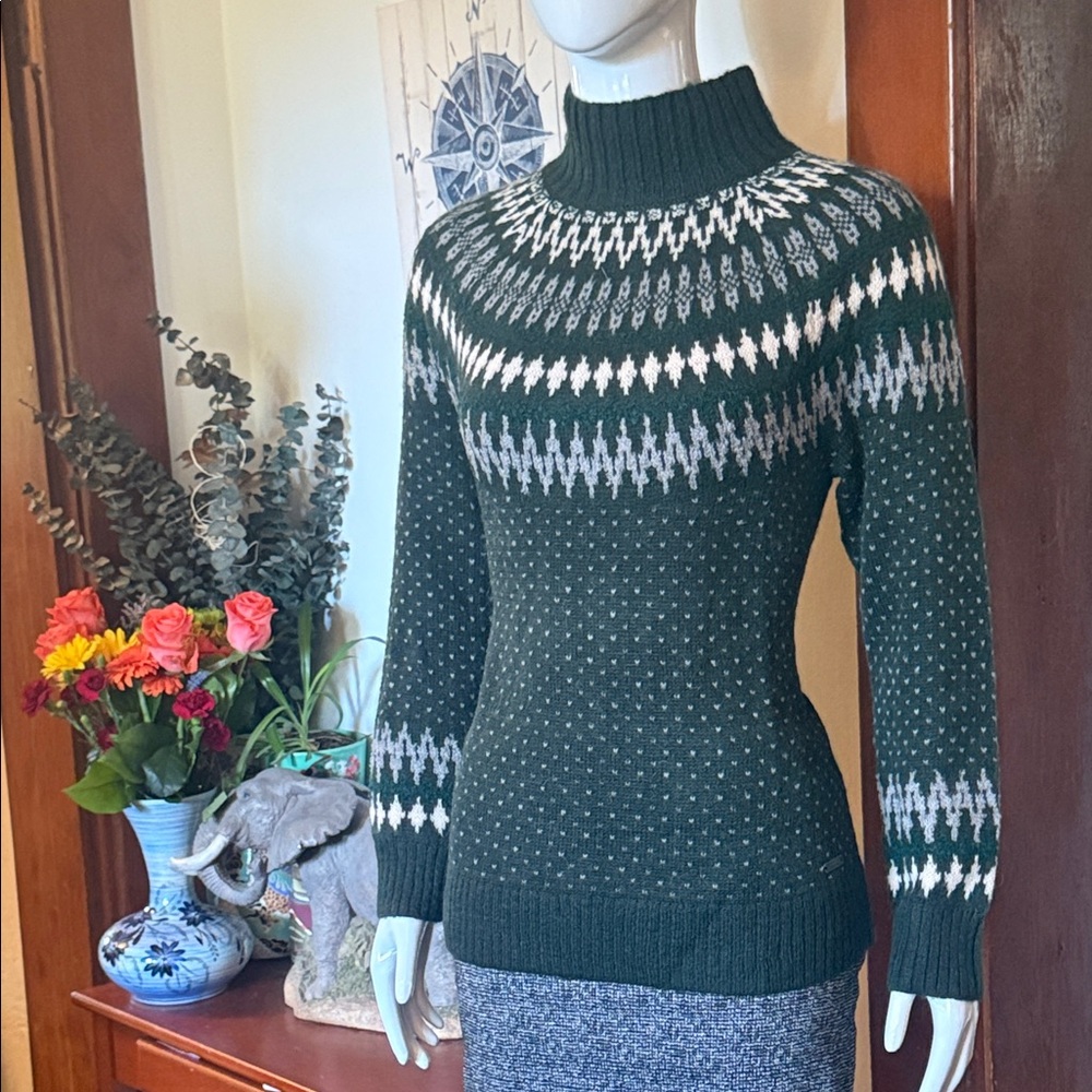 NWT Eddie Bauer size small Green Patterned Women's Sweater